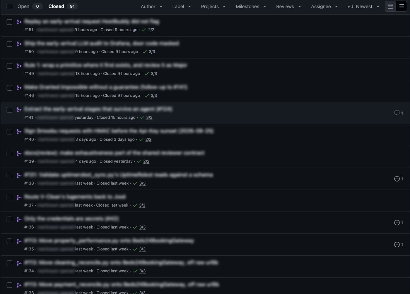 Une liste de 91 pull requests fermées en quelques jours, titres floutés